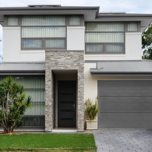 Typical,Brand,New,Australian,House,With,Double,Garage,Door,,Landscaping